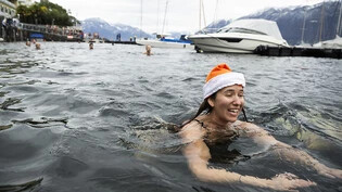 Die Samichlaus-Mütze düfte wenigtens den Kopf gewärmt haben: Schwimmerin bei der  "Nodada de la Befana".