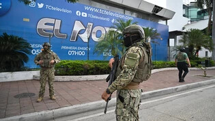 dpatopbilder - Soldaten umringen das Gebäude des Fernsehsenders TC, nachdem Bewaffnete während einer Live-Übertragung in die Räumlichkeiten des Fernsehsenders eingedrungen sind. Im Kampf gegen kriminelle Banden hat der ecuadorianische Präsident Daniel…