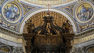 Ein Blick auf den oberen Teil des Bronzebaldachins von Gian Lorenzo Bernini aus dem 17. Jahrhundert, der den päpstlichen Beichtaltar im Petersdom im Vatikan überragt. Foto: Andrew Medichini/AP/dpa