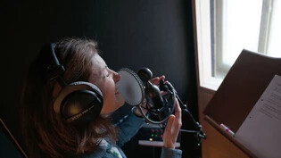 Sängerin Sina bei den Aufnahmen zu ihrem Album "Ziitsammläri" in Giessbach 2022: Die Texte, die sie singt, hat sie häufig mit Autorinnen und Autoren aus Prosa, Lyrik oder Spoken Word  zusammen geschrieben.