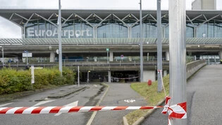 Der Euroairport Basel-Mühlhausen ist am Sonntagmorgen gesperrt worden. Es findet ein Polizeieinsatz statt. Bereits im Oktober (siehe Bild) kam es nach Bombendrohungen zur Schliessung des Flughafens. (Archivbild)