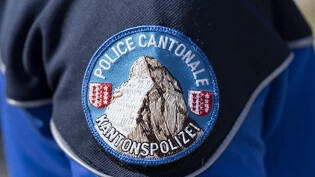 Die Walliser Kantonspolizei rückte am Samstagabend zu einem tödlichen Unfall mit einem Schneemobil in Crans-Montana aus. (Symbolbild)