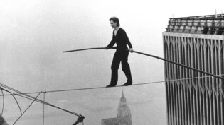 Mit einem Balanceakt zwischen den Türmen des New Yorker World Trade Centers (Bild) wurde er 1974 weltberühmt - nun plant der inzwischen 74 Jahre alte französische Seilkünstler Philippe Petit einen neuen Auftritt in New York. (Archivbild)