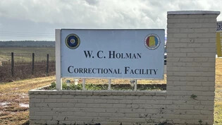 Ein Schild der Holman Correctional Facility in Atmore, Ala. ist zu sehen. In den USA ist erstmals ein zum Tode verurteilter Mensch mittels einer neuen Stickstoff-Methode hingerichtet worden. Foto: Kim Chandler/AP