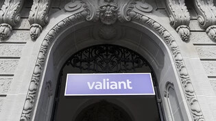 Die Bank Valiant hat im vergangenen Geschäftsjahr 2023 den Geschäftsertrag stark gesteigert und unter dem Strich mehr verdient. Die Aktionäre erhalten deutlich mehr Dividende.(Archivbild)