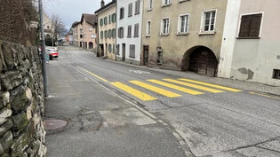 Wollte die Kantonsstrasse überqueren: In Zizers wurde am Freitagmittag ein sechsjähriger Junge von einem Auto angefahren und mittelschwer verletzt.