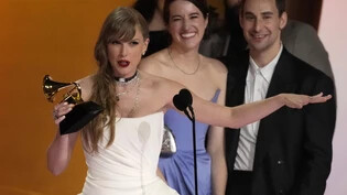 dpatopbilder - Taylor Swift nimmt den Preis für das Album des Jahres während der Verleihung der Grammy Awards entgegen. Foto: Chris Pizzello/Invision/AP/dpa