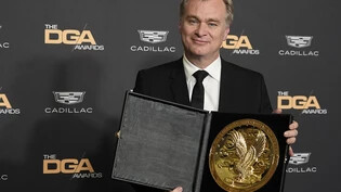 Christopher Nolan präsentiert den US-Regiepreis, den er für «Oppenheimer» erhalten hat. Foto: Chris Pizzello/Invision/AP/dpa