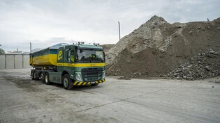 Ein Elektro-Lastwagen transportiert Abbruchmaterial auf dem Gelände eines Baustoff-Recyclingzentrums in Rümlang ZH. (Archivbild)