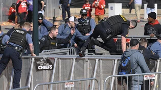 Polizeieinsatz in Kansas City: Bei der Siegesparade der Super-Bowl-Sieger sind Schüsse gefallen. Foto: Reed Hoffmann/AP/dpa