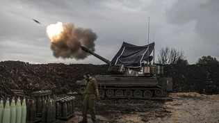 ARCHIV - Israelische Soldaten feuern nahe der Grenze zum Libanon eine mobile Haubitze ab. Foto: Ilia Yefimovich/dpa