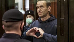 ARCHIV - Alexej Nawalny formt im Gerichtssaal mit seinen Händen ein Herz. Der russische Oppositionspolitiker ist nach Angaben der Justiz in Haft gestorben. Foto: Uncredited/Moscow City Court/AP/dpa - ACHTUNG: Nur zur redaktionellen Verwendung im…