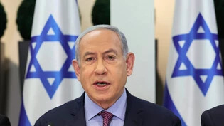 ARCHIV - Benjamin Netanjahu, Ministerpräsident von Israel, nimmt an der wöchentlichen Kabinettssitzung im Militärhauptquartier teil. Netanjahu verteidigt das Vorgehen der israelischen Armee im Gazastreifen. Foto: Abir Sultan/AP/dpa