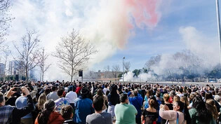 Zuschauer beobachten den bunten Rauch während der ersten Madrider Mascleta auf der Puente del Rey. Bei der Veranstaltung, die von der Pirotecnia Valenciana durchgeführt wird, werden 300 Kilo Schießpulver für insgesamt sieben Minuten mit 3.000…