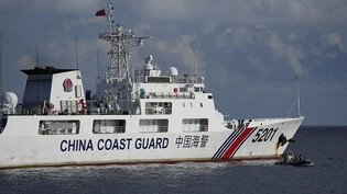 ARCHIV - Ein Schiff der chinesischen Küstenwache mit der Bugnummer 5201 setzt seine Besatzung auf Motorbooten ein. Foto: Aaron Favila/AP/dpa