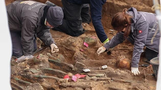 Archäologen graben die menschlichen Überreste aus einem der bisher größten in Deutschland entdeckten Pestgräber aus. Die Skelette wurden bei Bauarbeiten auf der Baustelle für ein neues Altenheim entdeckt. Foto: Daniel Löb/dpa