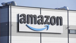 Der Handelsgigant Amazon kommt an der Börse in die Königsklasse. Die Aktie des Unternehmens werde zum 26. Februar in den Dow Jones Industrial Average aufgenommen, teilte der Indexanbieter S&P Dow Jones Indices am Dienstag mit. (Archivbild)