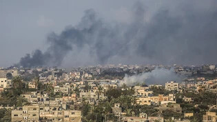 Über Gaza-Stadt steigt dichter Rauch auf, der von den anhaltenden Angriffen auf das Viertel Al-Zaytoun herrührt. Foto: Mohammed Talatene/dpa