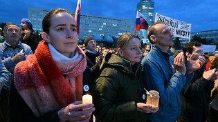 Menschen versammeln sich während einer Gedenk- und Protestkundgebung anlässlich des 6. Jahrestages des Mordes an dem Journalisten Kuciak und seiner Verlobten. Foto: ?Alek Václav/CTK/dpa