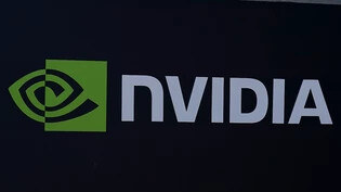 Der Boom bei Künstlicher Intelligenz sorgt weiterhin für explosives Wachstum beim Chipkonzern Nvidia. Im vergangenen Quartal war der Umsatz mit 22,1 Milliarden Dollar mehr als dreimal höher als ein Jahr zuvor. (Archivbild)