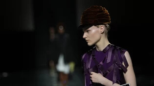 Ein Model trägt eine Kreation aus der Herbst-Winter-Kollektion 2024-25 von Prada, die während der Mailänder Modewoche vorgestellt wird. Foto: Luca Bruno/AP/dpa