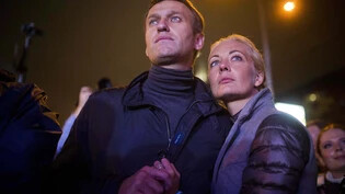 ARCHIV - Der russische Oppositionsführer Alexej Nawalny (l) und seine Frau Julia Nawalnaja nach einer Kundgebung. Foto: Evgeny Feldman/AP/dpa