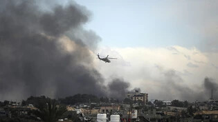 dpatopbilder - Ein israelischer Hubschrauber fliegt über Chan Junis. Foto: Mohammed Dahman/AP/dpa