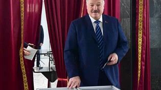 HANDOUT - Auf diesem vom Pressedienst des belarussischen Präsidenten zur Verfügung gestellten Foto reagiert Alexander Lukaschenko, Präsident von Belarus, nach der Stimmabgabe in einem Wahllokal. Foto: Uncredited/Belarusian Presidential Press Service/AP…