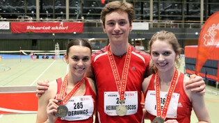Medaillentrio: Stella Derungs, Eduardo Heiniger und Nanda Frei strahlen mit ihrer Auszeichnung. 