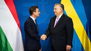 Der schwedische Ministerpräsident Ulf Kristersson (l.) und der ungarische Ministerpräsident Viktor Orban. Foto: Marton Monus/dpa
