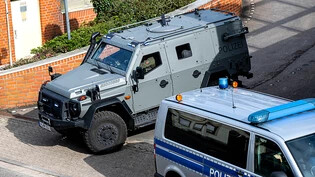 dpatopbilder - Ein gepanzertes Fahrzeug der Polizei verlässt den Hof des Amtsgerichts in Verden. Foto: Sina Schuldt/dpa