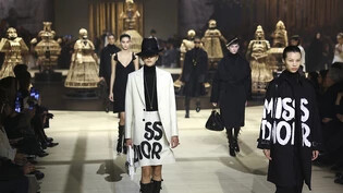Models tragen Kreationen der Christian Dior Pret-a-porter-Kollektion für Herbst-/Winter 2024/2025 in Paris. Foto: Vianney Le Caer/Invision/AP
