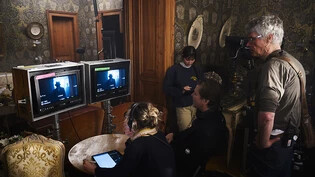 Regisseur Pierre Monnard dreht in diesen Tagen in der Kulisse des Château Mercier in Siders VS die letzten Szenen für die Schweizer Serie "Winter Palace", die erste Co-Produktion des Westschweizer Fernsehens mit der US-Streaming-Plattform Netflix.