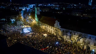 ARCHIV - Tausende Menschen demonstrieren gegen die seit Ende Oktober amtierende Regierung des linksnationalen Ministerpräsidenten Fico. Hauptkritikpunkt der Proteste war eine umstrittene Justizreform, mit der eine Spezialstaatsanwaltschaft für Korruption…