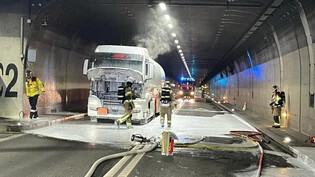 Niemand wurde verletzt im Vue-des-Alpes-Tunnel, als leicht entflammbare Flüssigkeit ausfloss und die Fahrbahn blockierte.