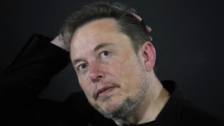 Tech-Milliardär Elon Musk zieht gegen die ChatGPT-Entwicklerfirma OpenAI und deren Chef Sam Altman vor Gericht. Musk kritisiert, dass das nun gewinnorientierte KI-Unternehmen von seinem ursprünglichen Weg abgekommen ist.(Archivbild)