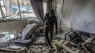 Ein Palästinenser begutachtet die Zerstörung eines Hauses der Familie Abu Ghali nach einem israelischen Luftangriff, bei dem eine Person getötet wurde. Foto: Abed Rahim Khatib/dpa