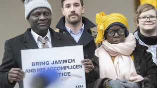 Am Montag geht der Prozess gegen den ehemaligen gambischen Innenminister Ousman Sonko weiter: Opfer demonstrieren vor dem Bundesstrafgericht in Bellinzona. (Archivbild)