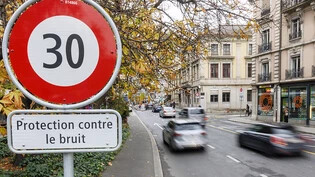 Tempo-30-Verkehrsschild zum Schutz vor Strassenlärm in Genf. Der Nationalrat diskutiert bei der Revision des Umweltschutzgesetzes auch, unter welchen Bedingungen solche Tempolimiten zulässig sein sollen. (Themenbild)