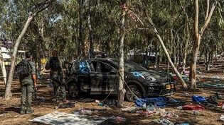 ARCHIV - Israelische Soldaten stehen neben einem verlassenen Auto auf dem Gelände des Supernova-Wüstenmusikfestivals. Angreifer der im Gazastreifen herrschenden Islamistenorganisation Hamas haten Hunderte Menschen auf dem Festival getötet und viele…
