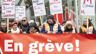 Micarna-Angestellte und Gewerkschaftsvertreter demonstrieren vor der grössten Migros-Filiale in Lausanne.