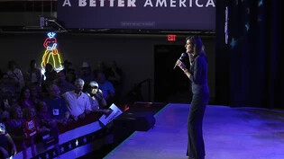 Nikki Haley (Republikaner), ehemalige UN-Botschafterin der USA und US-Präsidentschaftsbewerberin, spricht bei einer Wahlkampfveranstaltung in Forth Worth, Texas. Foto: Tony Gutierrez/AP/dpa