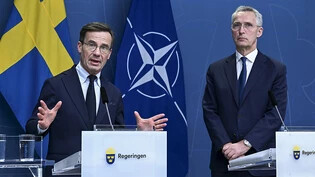 ARCHIV - Ulf Kristersson (l), Ministerpräsident von Schweden, und Jens Stoltenberg, NATO-Generalsekretär, während einer Pressekonferenz nach einem Treffen mit allen schwedischen Parteivorsitzenden, die sich für eine schwedische NATO-Mitgliedschaft…