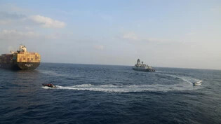 HANDOUT - Ein Löschteam des indischen Marineschiffs «INS Kolkata», reagiert auf ein Feuer auf dem Handelsschiff «MSC Sky II». Bei einem Angriff auf das Frachtschiff «True Confidence» vor der Küste Jemens sind nach Angaben der US-Regierung unschuldige…