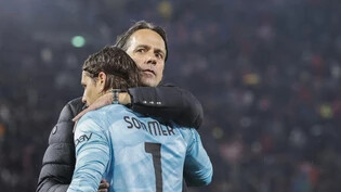 Yann Sommer bekommt die Glückwünsche von Trainer Simone Inzaghi nach einem weiteren Spiel ohne Gegentor