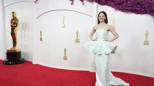 Emma Stone kommt zur Oscar-Verleihung im Dolby Theatre in Los Angeles. Foto: Jordan Strauss/Invision via AP/dpa