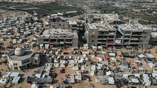 ARCHIV - Ein Luftbild zeigt vertriebene Palästinenser in Rafah. Nach den Worten eines ranghohen Ministers wird Israels Armee die geplante Militäroffensive durchführen, selbst wenn dies zu einem Zerwürfnis mit den USA führt. Foto: Mohammed Talatene/dpa