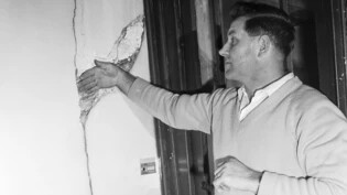 Schwerere Erdbeben wie hier am 17. Februar 1964 in Sarnen OW, sind zwar seltene Ereignisse in der Schweiz. Der Bundesrat möchte, dass sich Gebäudebesitzerinnen und -besitzer solidarisch an der Finanzierung der Schäden beteiligen müssen. (Archivbild)