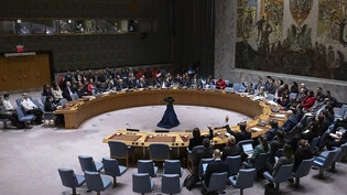 Vertreter der Mitgliedsländer stimmen während einer Sitzung des Sicherheitsrates im Hauptquartier der Vereinten Nationen ab. Foto: Yuki Iwamura/AP/dpa