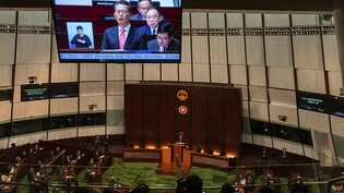 ARCHIV - Hongkongs Finanzminister Paul Chan hält die jährliche Haushaltsrede im Legislativrat in Hongkong. Der Legislativrat verabschiedete das neue und umstrittene Sicherheitsgesetz in der chinesischen Sonderverwaltungsregion. Foto: Louise Delmotte/AP…